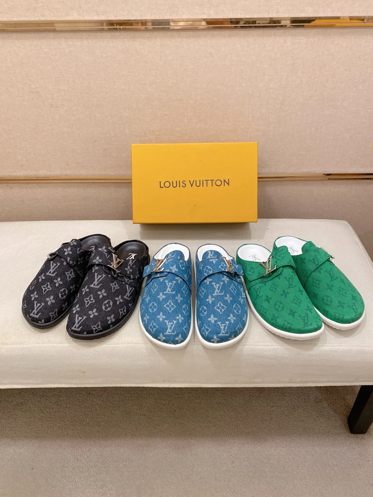 Men's shoes 💰: 360💰LV made 🔍Top purchasing agents, men's spring and summer slippers are available at the same counter. The uppers are made of Italian imported denim with logo graphics and high-quality craftsmanship. The soles are original soles specially provided by the original factory. The exclusive movable molded soles are super comfortable. Original factory follow-up products. 🔍🔍High quality. You can enter and exit the counter at will. Welcome to compare. The code number is 38-44.